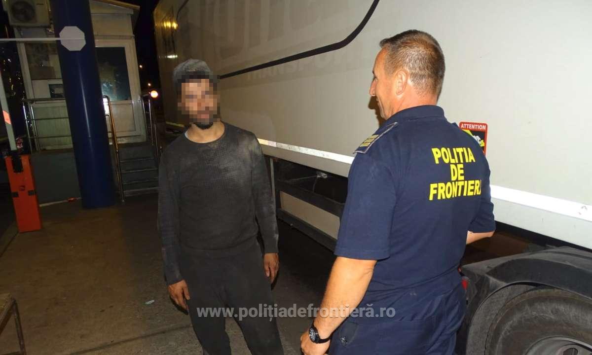 Migranți descoperiți de polițiștii de frontieră la Calafat. Metoda periculoasă aleasă de aceștia pentru a intra în România | VIDEO