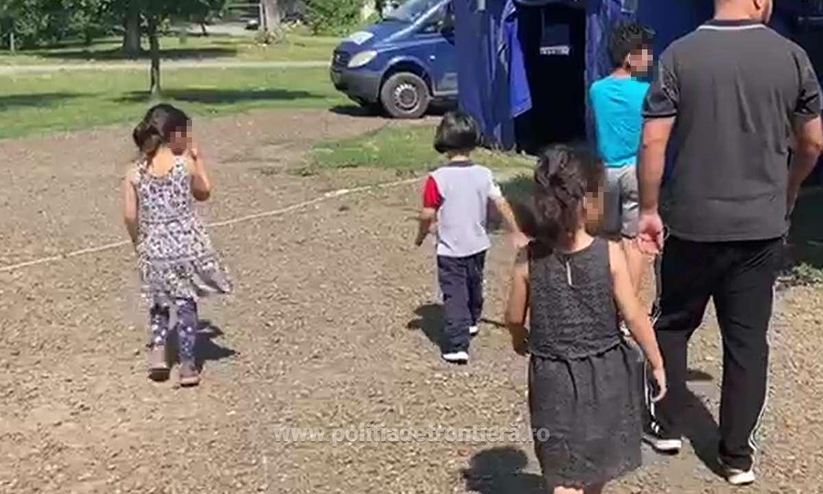 Familie de irakieni, prinsă de polițiștii de frontieră încercând să intre ilegal în România. Mama și unul dintre copii au ajuns la spital | VIDEO