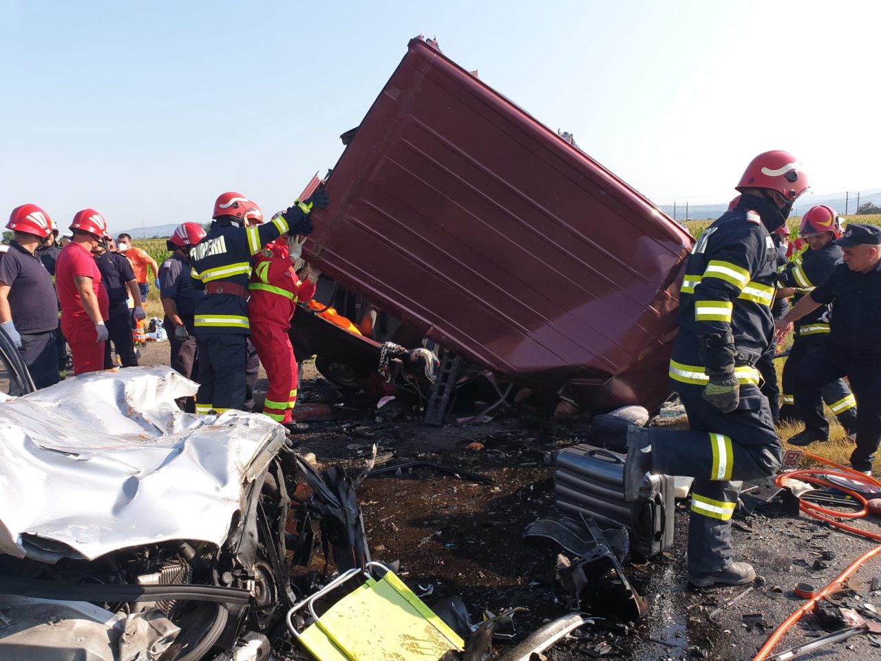 VIDEO| Șapte morţi şi opt răniţi, după un accident cumplit pe DN2. Raed Arafat: „Sunt și minori decedați”