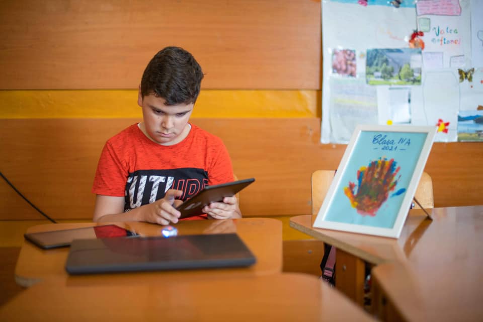 În clasa a III-a, Robert nu știa să scrie și să citească, dar a învățat cu ajutorul unei tablete primite în dar