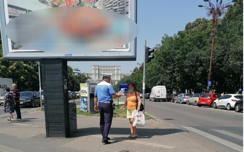 Polițiștii locali împart apă bucureștenilor, pe stradă, pe perioada caniculei