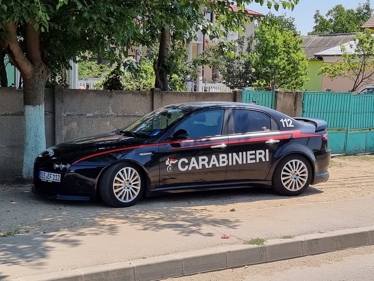 Numai un oltean putea face asta! Mașina tunată care a rupt Internetul, fotografiată pe străzile din Drăgănești (Galerie FOTO)