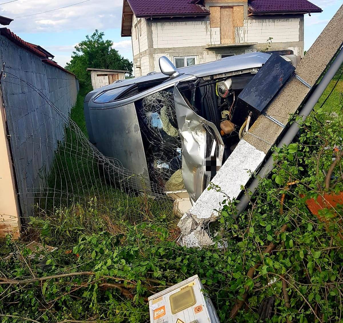 Accident teribil în Giurgiu. O mașină cu șase pasageri s-a izbit de un stâlp de electricitate (Galerie FOTO)