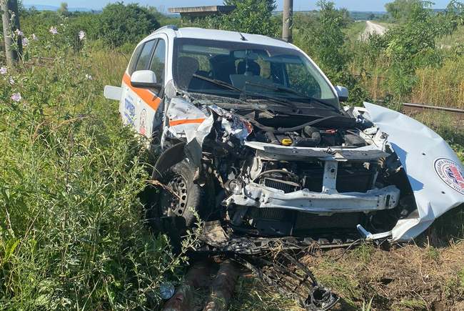O ambulanță a fost lovită de tren în județul Caraș-Severin