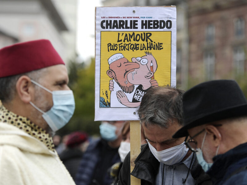 O femeie care purta un tricou „Charlie Hebdo” a fost înjunghiată într-un parc din Londra