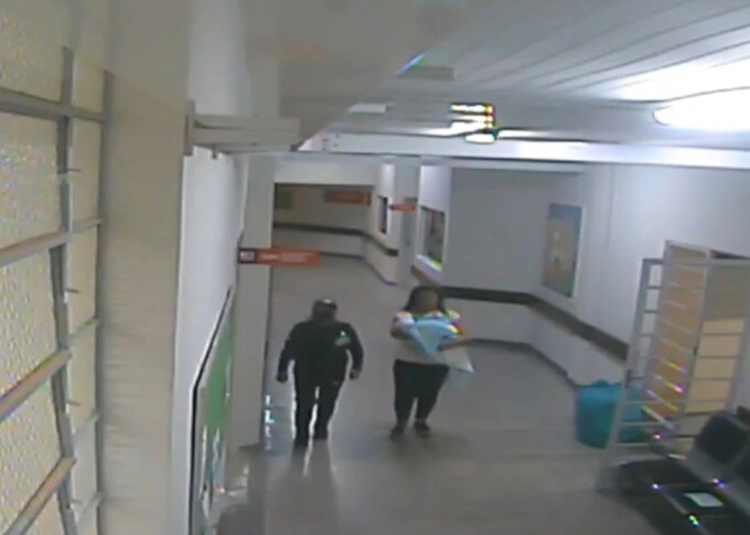 O femeie a încercat să fugă din maternitate cu bebelușul unei mame. Tânăra s-a deghizat în asistentă medicală