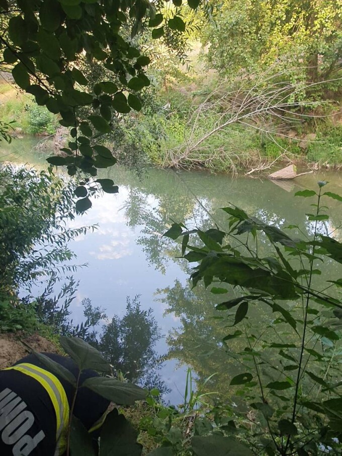 Sfârșit tragic pentru o familie din județul Gorj. Un băiat de 8 ani a murit în râul Motru. Mama și bunicul de 81 de ani s-au înecat încercând să-l salveze
