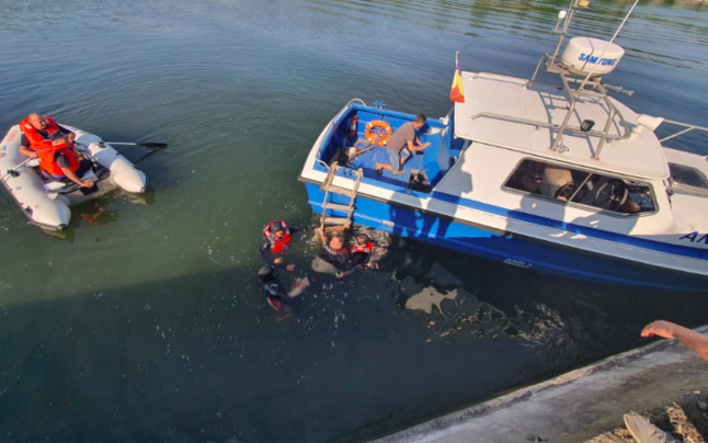 Un bărbat care dorea să se sinucidă s-a aruncat în Canalul Dunăre-Marea Neagră. Bărbatul nu a vrut să fie scos din apă de salvatori (VIDEO)
