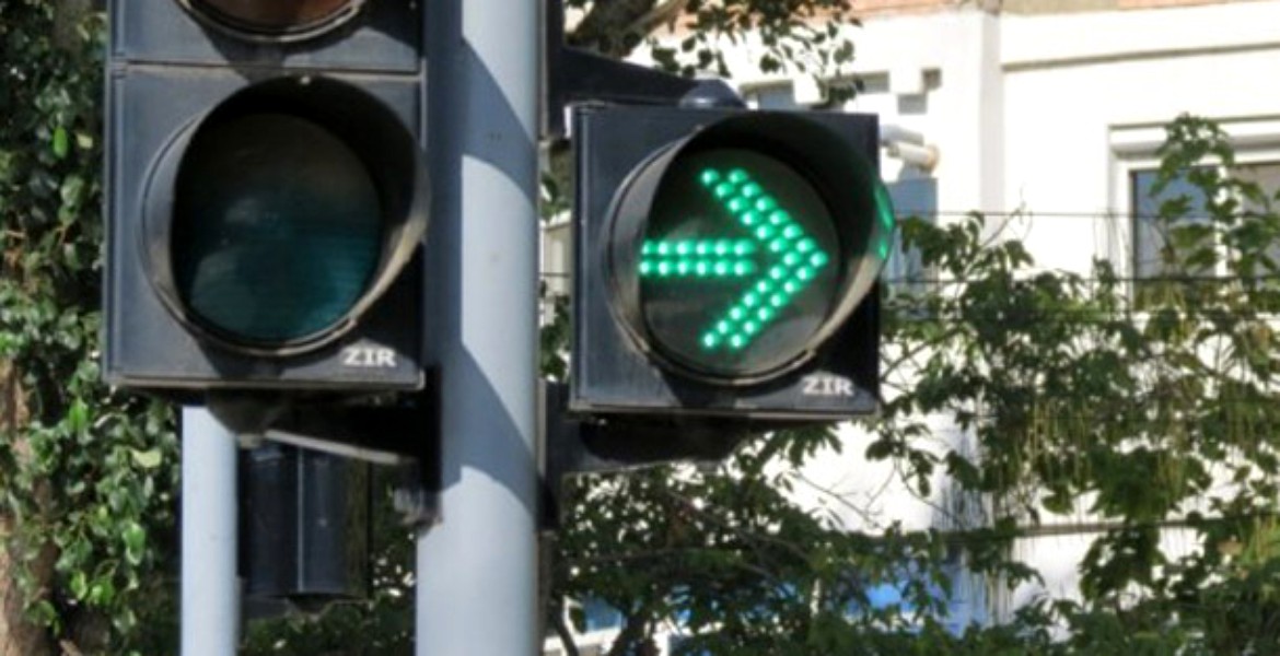 Semaforul ”verde intermitent” îi poate costa pe șoferii blocați în spatele altei mașini: ”Există sau nu obligația de a circula pe direcția indicată?”