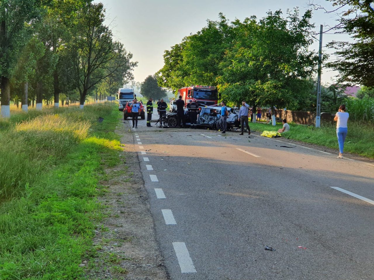 Accident cumplit în Botoșani. Un tânăr a murit, alți doi sunt la spital, după ce au intrat cu mașina într-un copac și partea din față s-a făcut franjuri (FOTO)