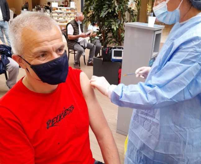 Adrian Apetri, românul care a lucrat la producerea serului de la Johnson & Johnson, despre valul 4 al pandemiei: „Este foarte important ca lumea să se vaccineze cât mai repede”