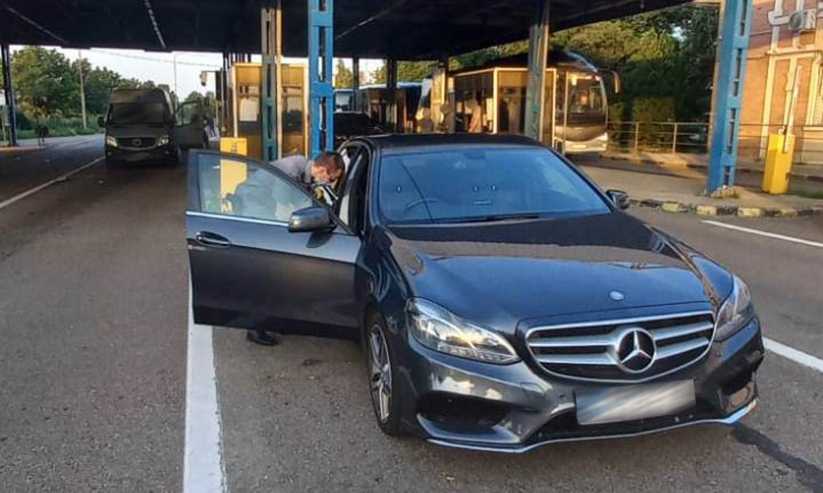 Autoturism de lux furat din Marea Britanie, descoperit de polițiștii de frontieră din Vama Albița (FOTO)