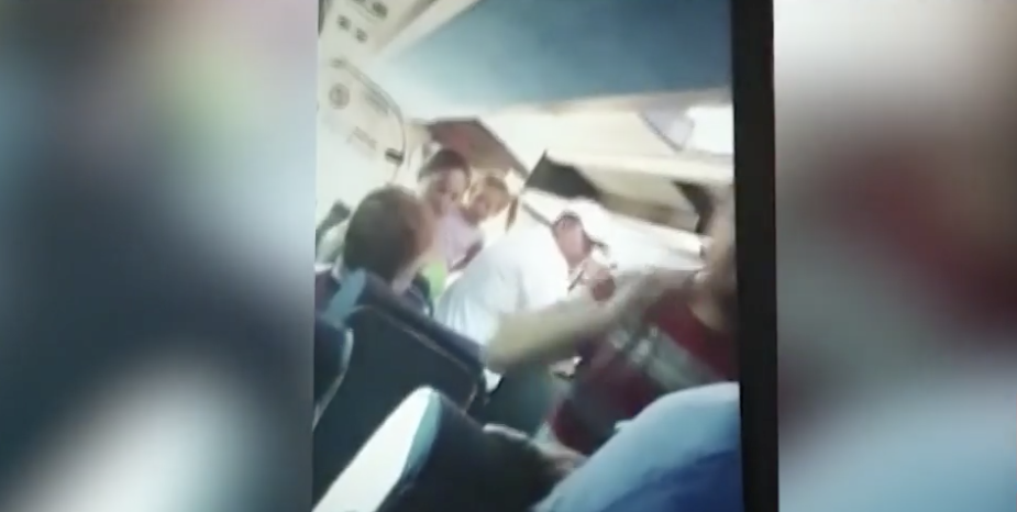 Bătaie într-un microbuz. Un pasager a dorit aer condiționat, dar a primit mai mulți pumni, în Argeș