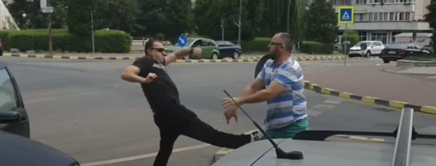 VIDEO. Bătaie în trafic într-un sens giratoriu din orașul Suceava