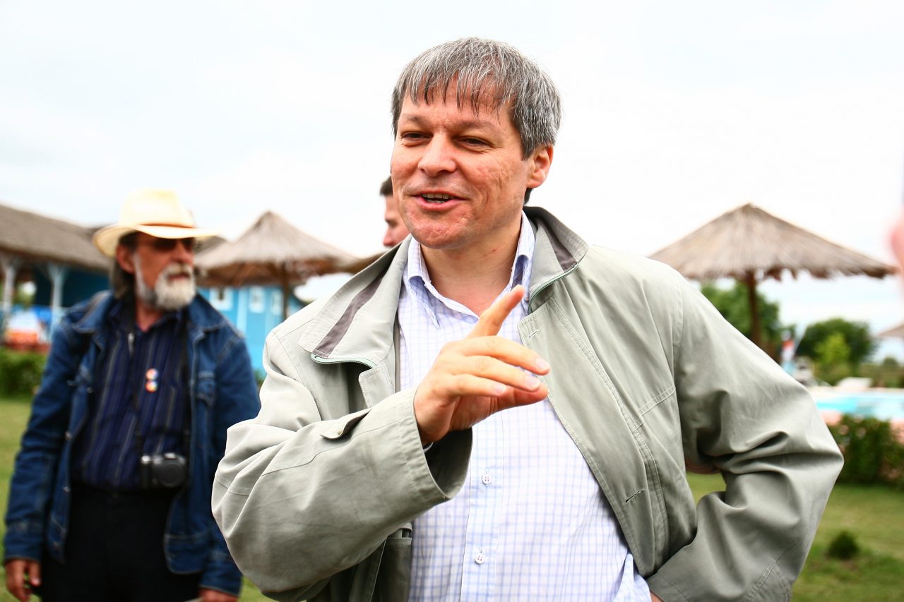 8 ȘTIRI DE LA ORA 8. Negocieri pentru formarea noului guvern. Cioloș: „Sperăm ca foștii colegi să dea dovadă de responsabilitate politică”