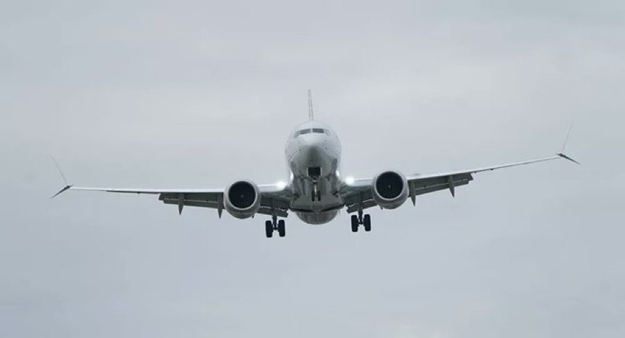 Un avion de pasageri a aterizat de urgenţă în Rusia. Mai avea un singur motor în funcţiune