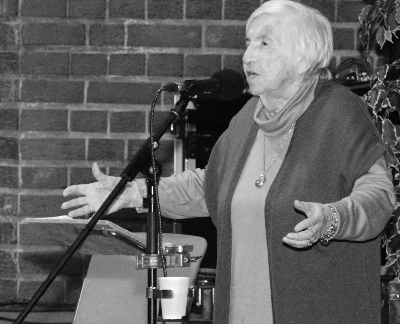 A încetat din viața Esther Bejarano, una dintre ultimele supraviețuitoare ale orchestrei de la Auschwitz