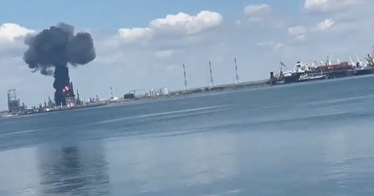 VIDEO | Momentul exploziei de la rafinăria Petromidia, surprins de un turist. Filma un delfin când s-a produs deflagrația