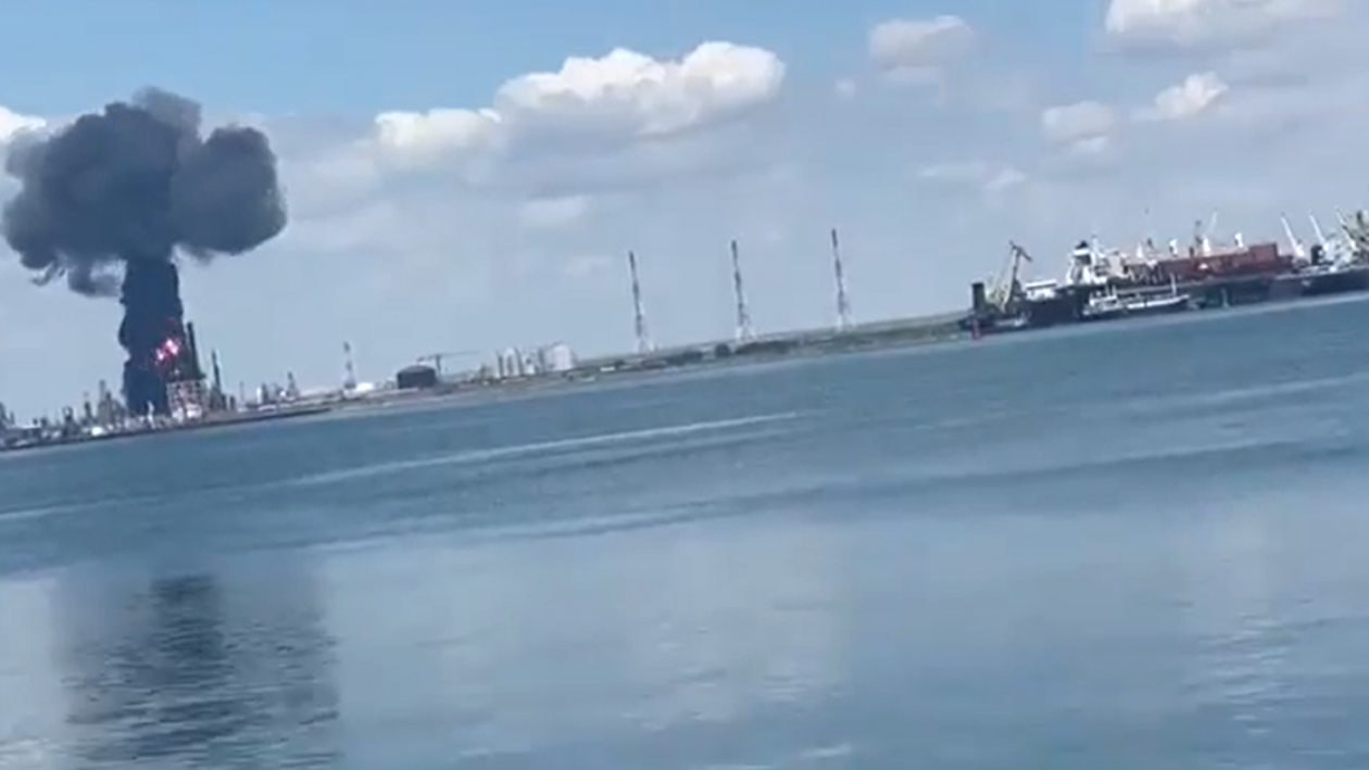 Incendiu urmat de explozie la rafinăria Petromidia din Năvodari. Norul de fum este vizibil de la mare distanță, a fost emisă avertizare RO-ALERT