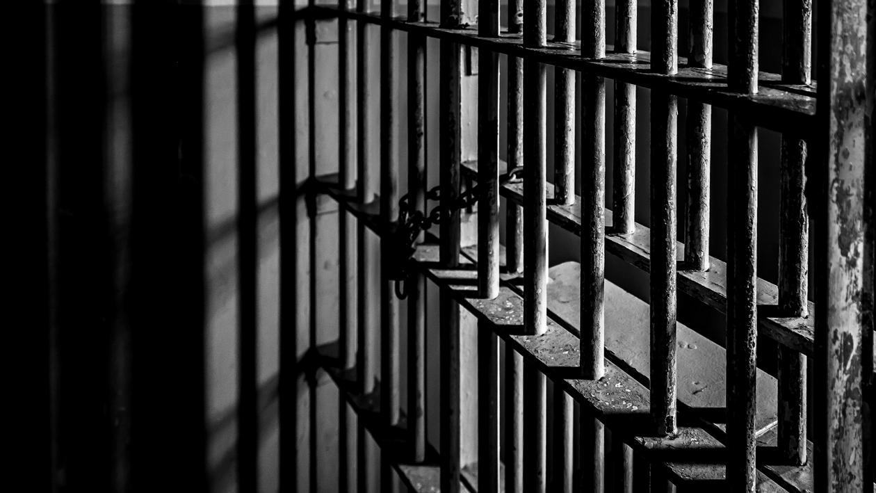 Un angajat al Penitenciarului Giurgiu a ajuns în arest după ce ar fi luat mită