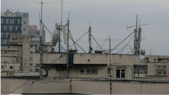 Compania Orange, obligată să desfiinţeze antenele GSM de pe un bloc din București şi să plătească despăgubiri de mii de euro
