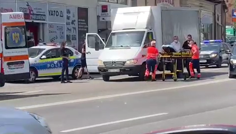 Șoferul unei autoutilitare a leșinat la volan, pe un drum din Pitești. Gestul unui polițist i-a salvat viața (VIDEO)