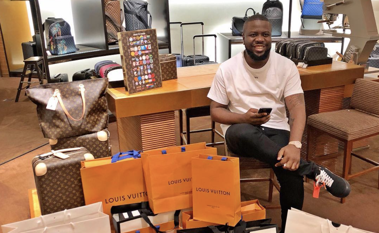 Influencerul nigerian Hushpuppi, acuzat că a furat milioane de dolari pentru a-și finanța stilul de viață luxos. Acesta riscă 20 de ani de închisoare