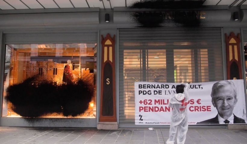 Magazin din centrul Parisului, vandalizat cu vopsea neagră de protestanții anticapitaliști, pe motiv că patronul e prea bogat