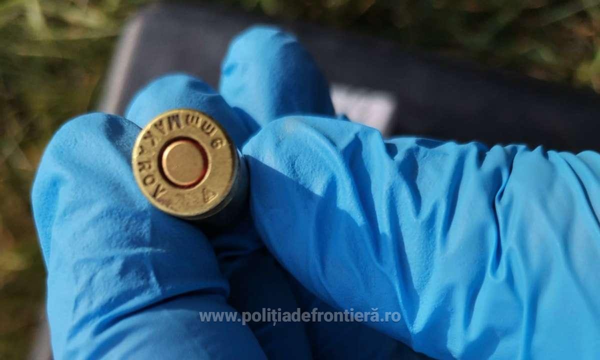 Încărcătorul cu 15 gloanţe pierdut de un polițist din București ar fi fost aruncat la gunoi / Oamenii legii încă mai caută muniția