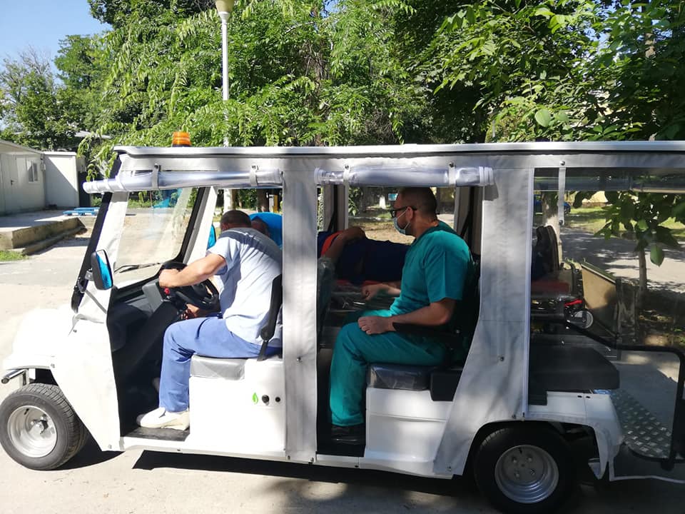 Pacienții de la „Marius Nasta”, transportați mai ușor între pavilioane. Spitalul a primit de la o fundație un „mijloc de transport ecologic, 100% electric” (FOTO)