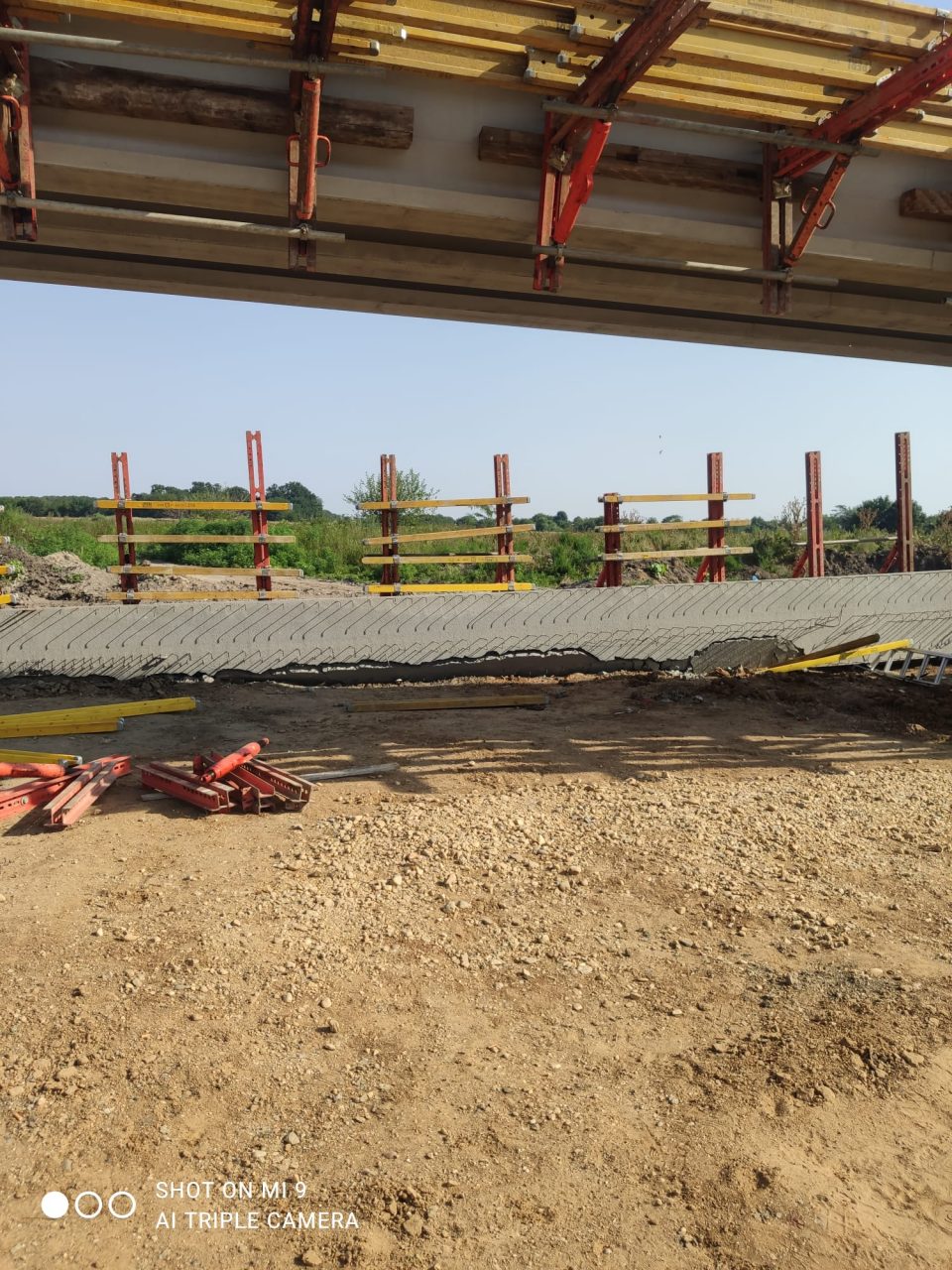 O grindă a unui pod aflat în construcție peste râul Vedea, în Teleorman, s-a prăbușit. Șase persoane au fost rănite