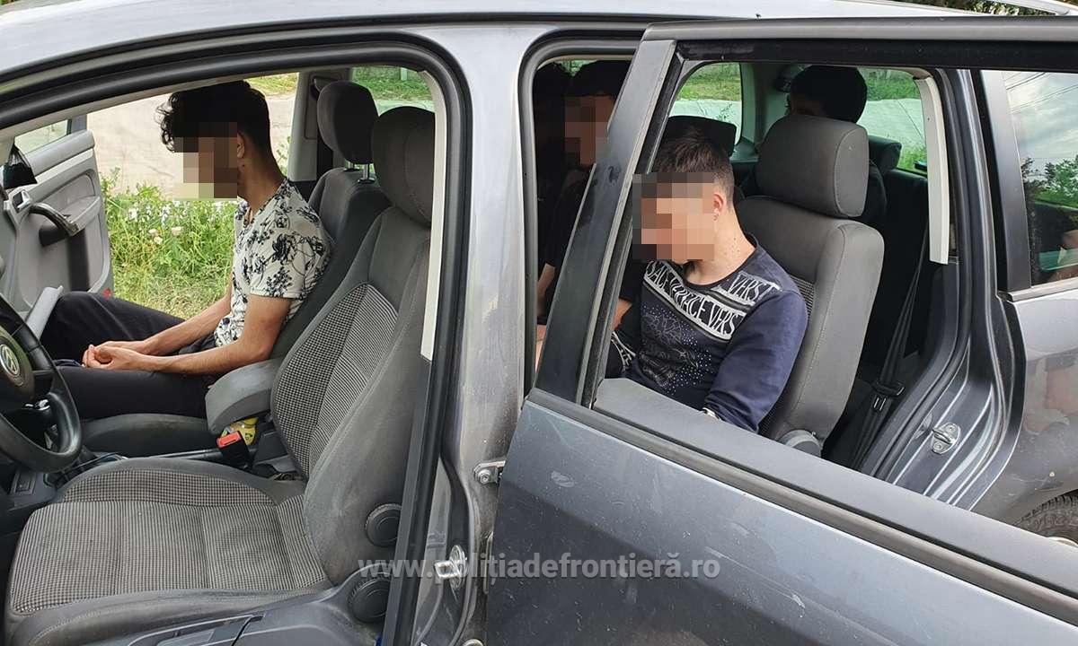 Doi șoferi români, prinși în flagrant când transportau migranți aflați ilegal în țara noastră. Imagini din timpul operațiunii polițiștilor de frontieră constănțeni (VIDEO)