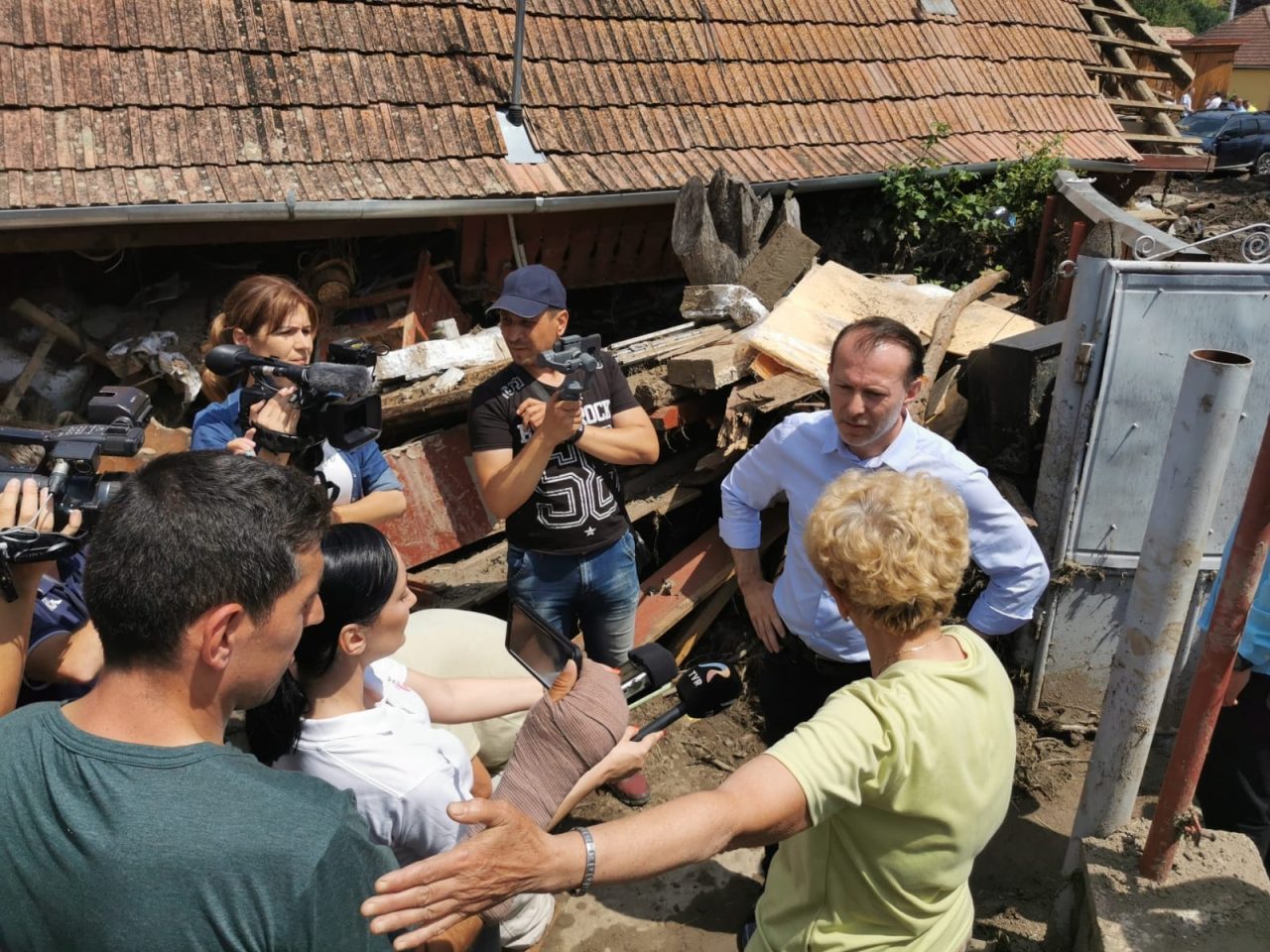 Premierul Florin Cîțu, vizită în zonele din județul Alba afectate de inundații: „Urmează partea mai grea, pe termen scurt, să refacem tot ce s-a stricat” (FOTO)