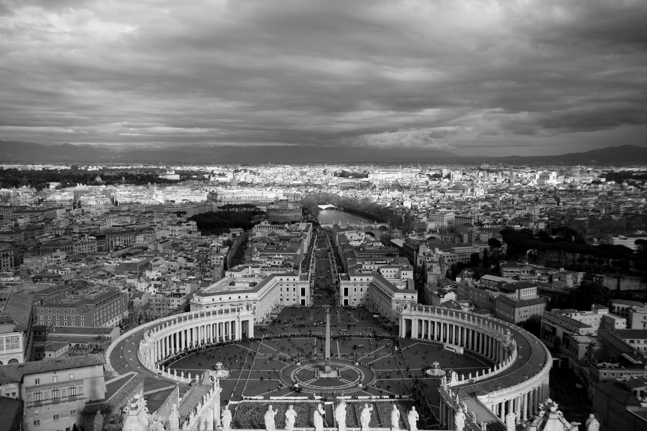 Spălare de bani la Vatican. 10 persoane, inclusiv un cardinal, vor fi judecate pentru infracţiuni financiare