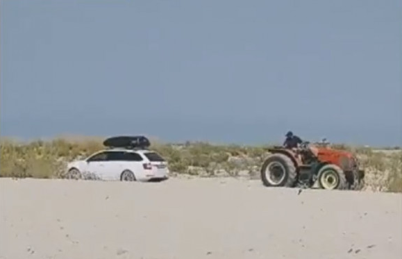 Ce a pățit un turist român, care a intrat cu mașina pe o plajă din Grecia. „Nu uitați că nu mai sunteți la Mamaia” (VIDEO)