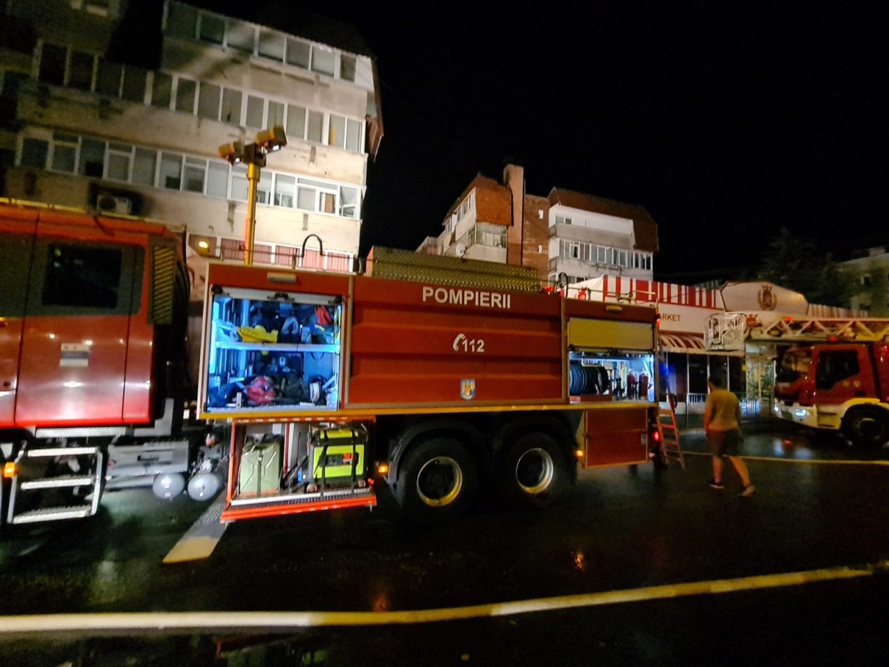 Zeci de persoane au fost evacuate în urma unui incendiu izbucnit la un bloc din Câmpina. Focul a prornit din cauza unui trăsnet