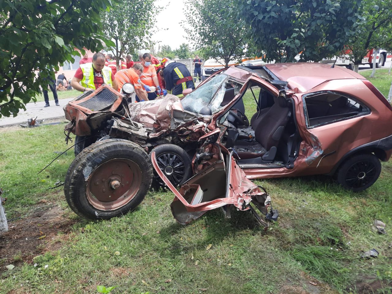 Un adolescent din Arad care conducea un tractor a lovit o mașină și a ucis două persoane | Imagini șocante de la fața locului