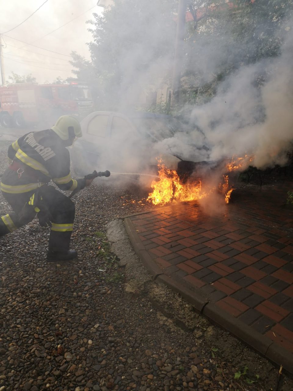 O mașină parcată pe o stradă din municipiul Dorohoi a luat foc