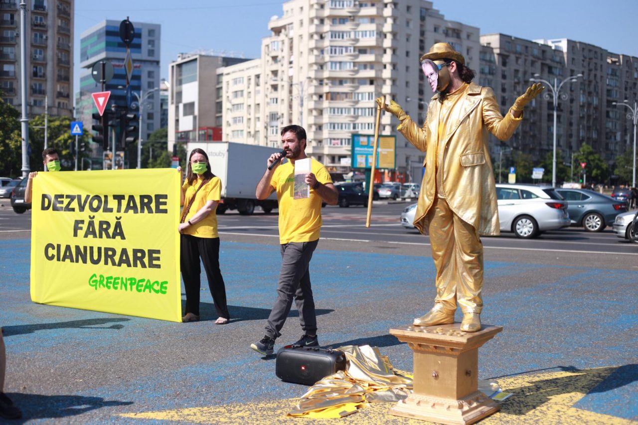 Protest în Piața Victoriei după declarațiile premierului despre Roșia Montană. Greenpeace: „Florin Cîțu devine cel mai nou susținător al exploatării cu cianuri în Apuseni”. Reacția Guvernului | FOTO, VIDEO