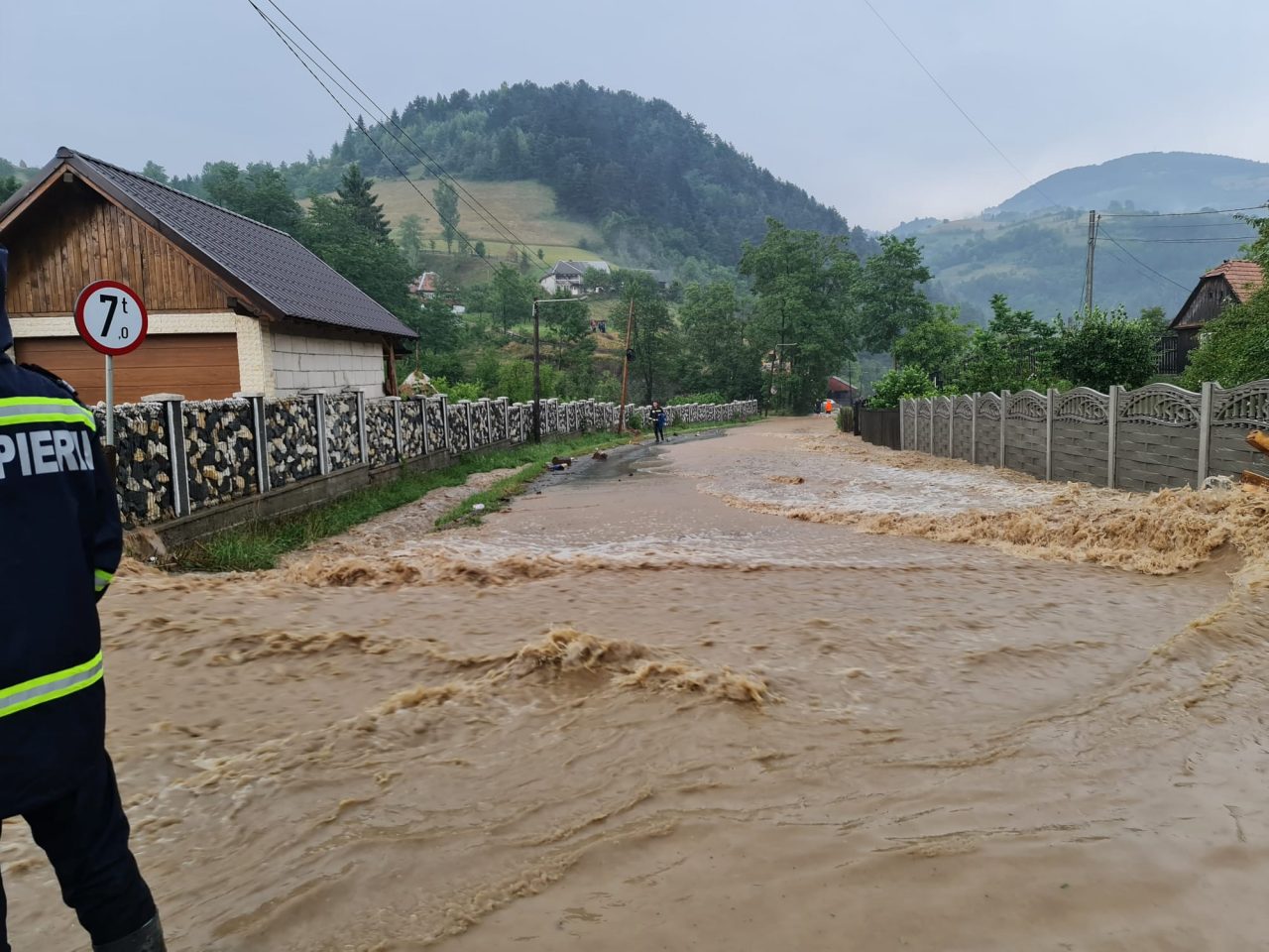 Hidrologii au emis un cod galben de inundații pe râuri din 30 de județe. Cât timp este valabilă avertizarea
