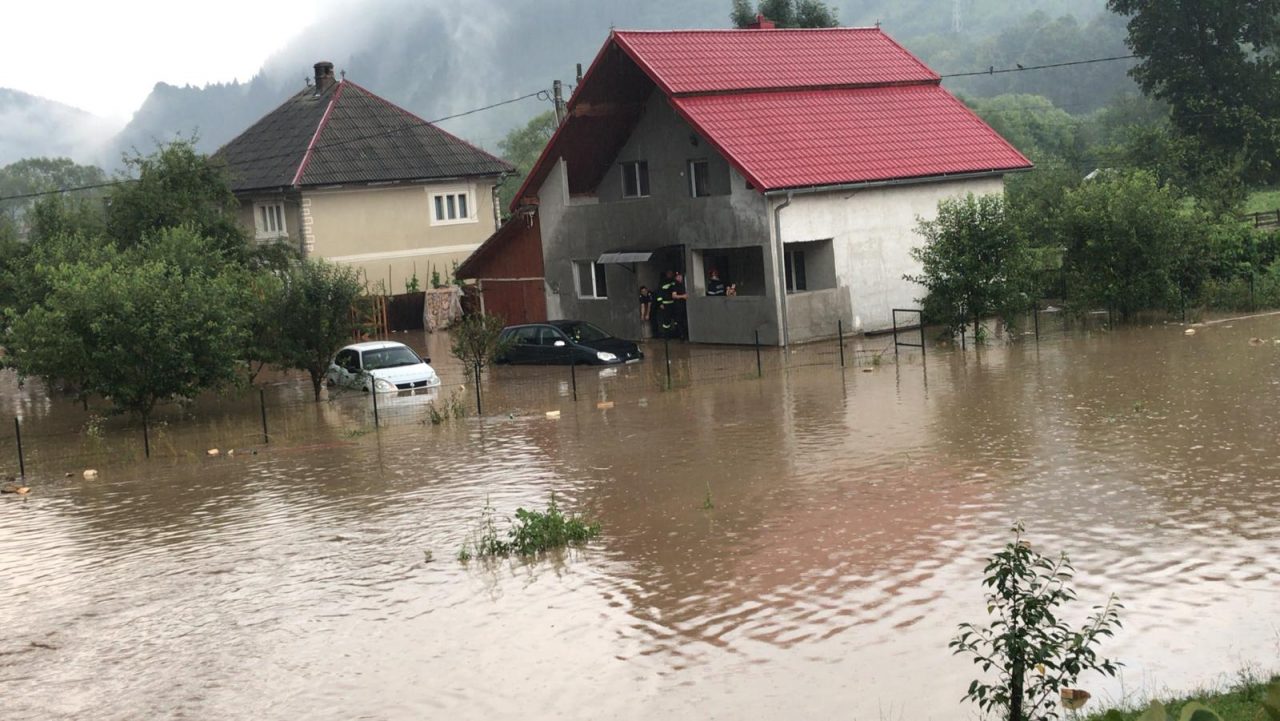 Cod portocaliu de inundații, până luni la prânz, pe râuri din 20 de județe. Care sunt zonele vizate