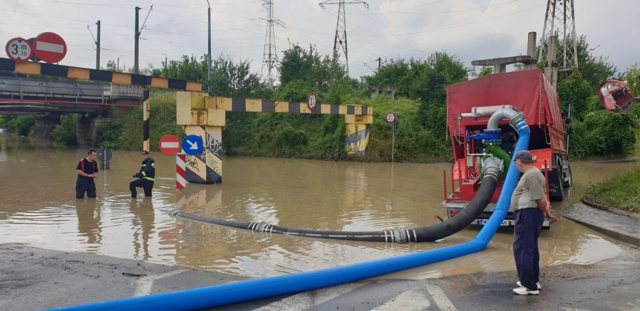 Inundații de proporții la Brașov. Mai multe persoane au rămas blocate în apă | VIDEO