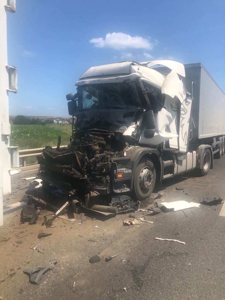 Accident rutier pe A4. Au fost implicate trei camioane. O persoană a fost rănită