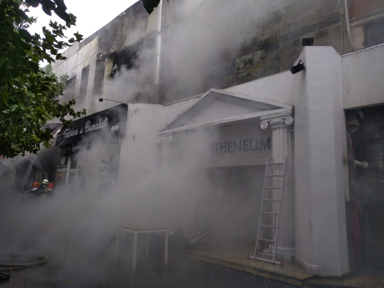 Incendiu violent în Capitală. Arde un complex comercial. Au fost evacuate 65 de persoane