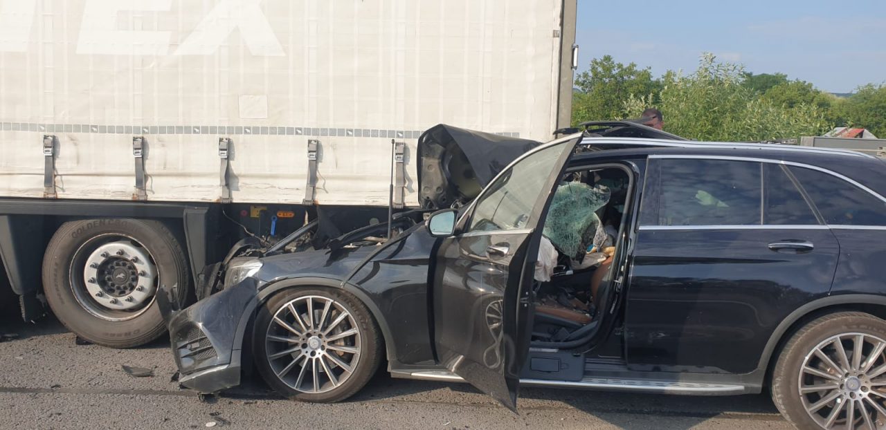 Accident pe A1. Un autoturism a intrat sub remorca unui TIR. O femeie a fost decapitată lângă soţul ei  – VIDEO