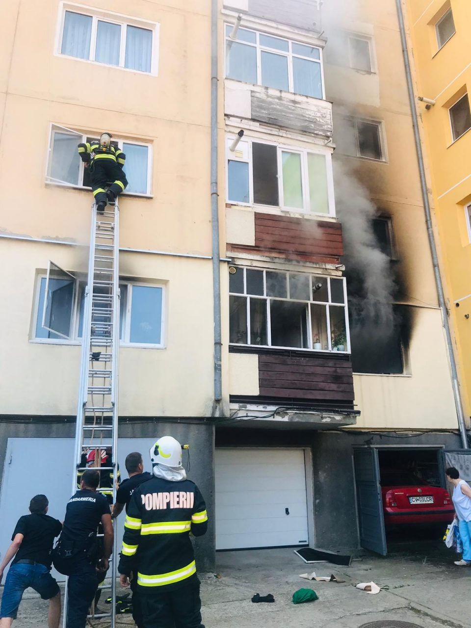 Incendiu într-un bloc din Sfântu Gheorghe. Toți locatarii au fost evacuați. Două persoane au ajuns la spital