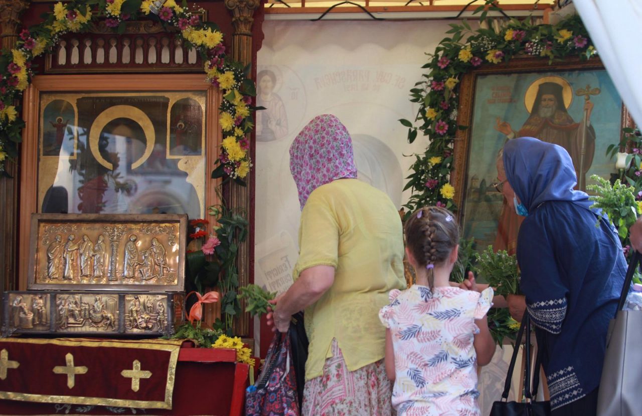 Moaștele Sfântului Calinic de la Cernica au ajuns la Biserica „Sf. Pantelimon – Foişorul de Foc”. Procesiunea a început, luni seară – FOTO