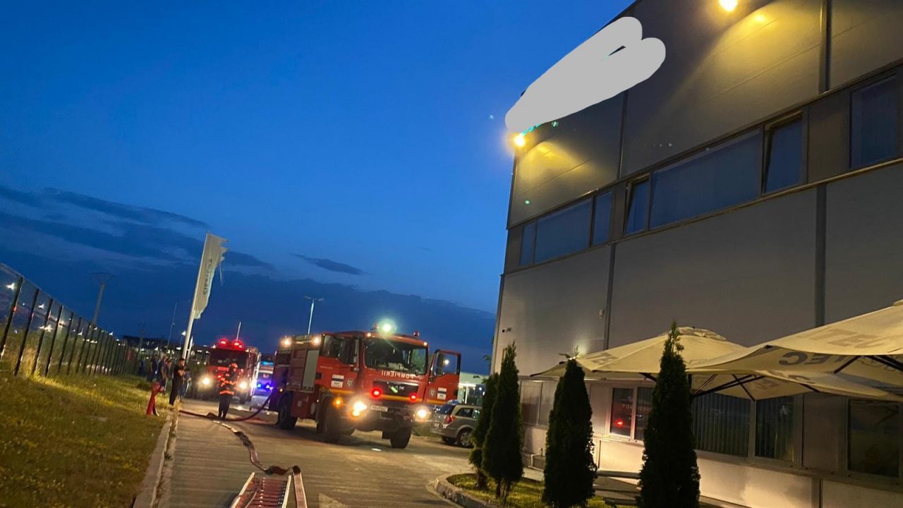 Incendiu la o fabrică de componente electrice din Sibiu. Nu s-au înregistrat victime