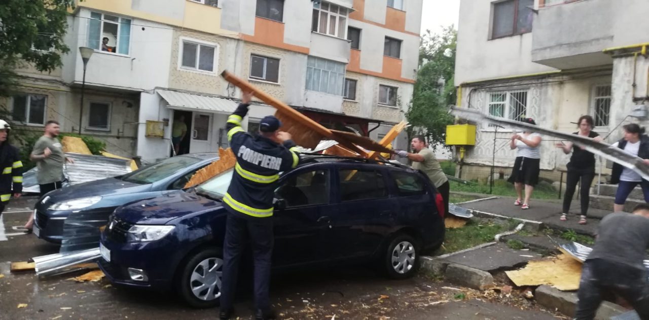 Furtuna a făcut ravagii în municipiul Botoșani. Pompierii au primit 27 de apeluri în mai puțin de o oră (GALERIE FOTO)
