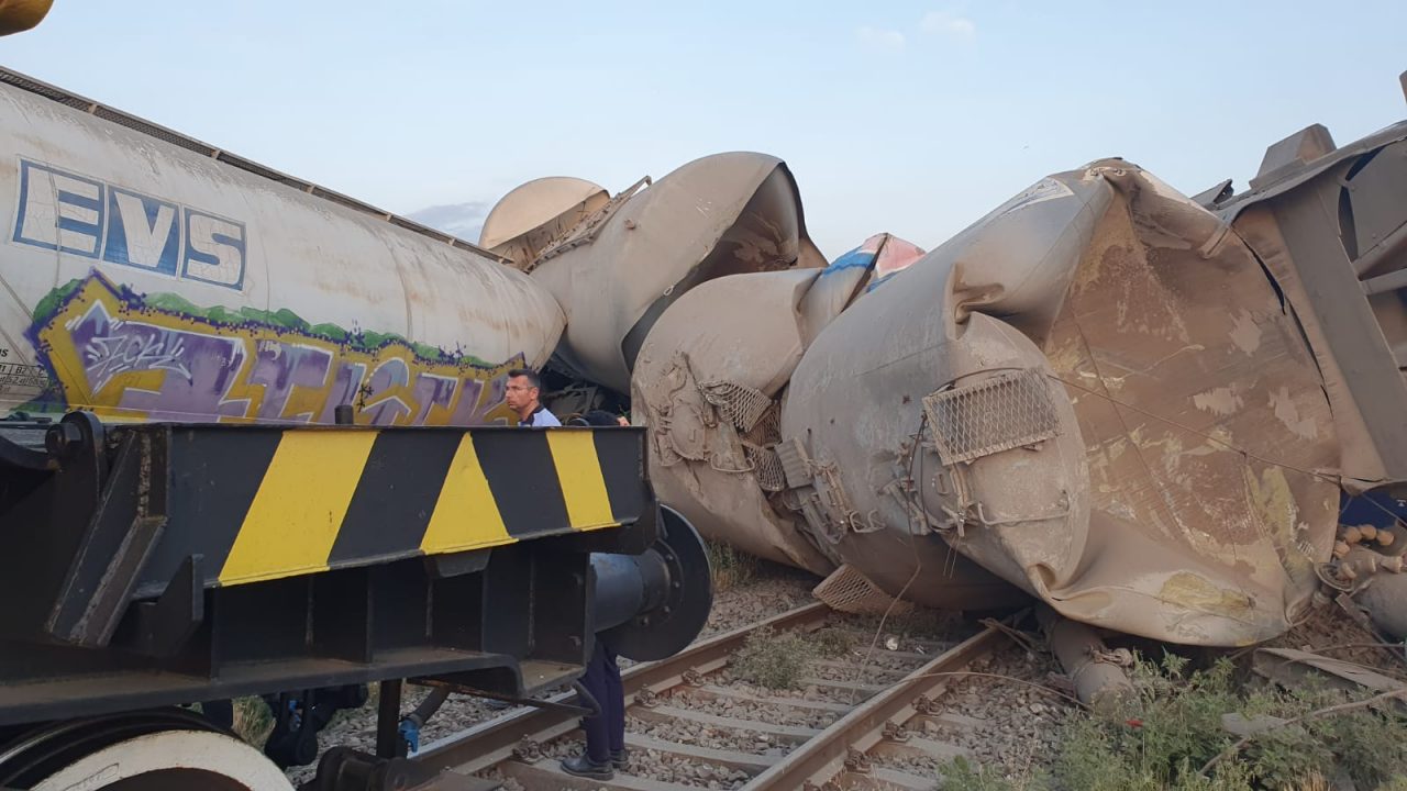UPDATE – Un nou incident feroviar, la Fetești. Calea ferată spre mare e blocată, după ce două trenuri de marfă s-au ciocnit și au deraiat / Rutele alternative